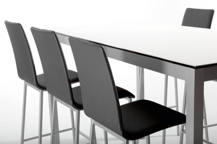 Conjunto mesa y sillas de cocina fija modelo leo Bailen
Conjunto de cocina fija Leo – Encimera de cristal con sillas, modelo Bailén