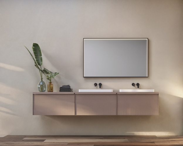 El espejo Boston de Ledimex, con marco acrílico iluminado, el perfecto aliado, para este baño contemporáneo y cálido.