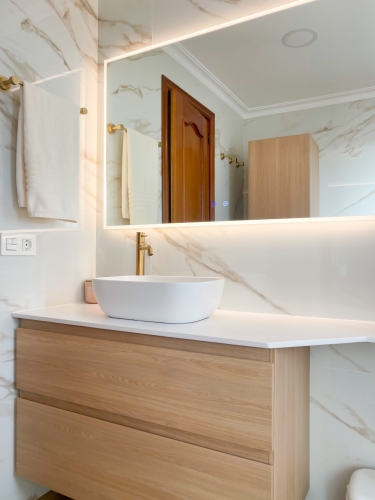 El espejo Boston de Ledimex, con marco acrílico iluminado, el perfecto aliado, para este baño contemporáneo y cálido.