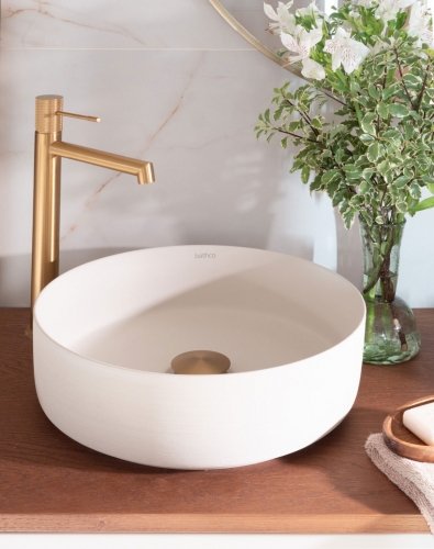 Grifería IMEX para baños y cocina en esta reforma integral.  Versatilidad y carácter atemporal alineado con el estilo de la vivienda.