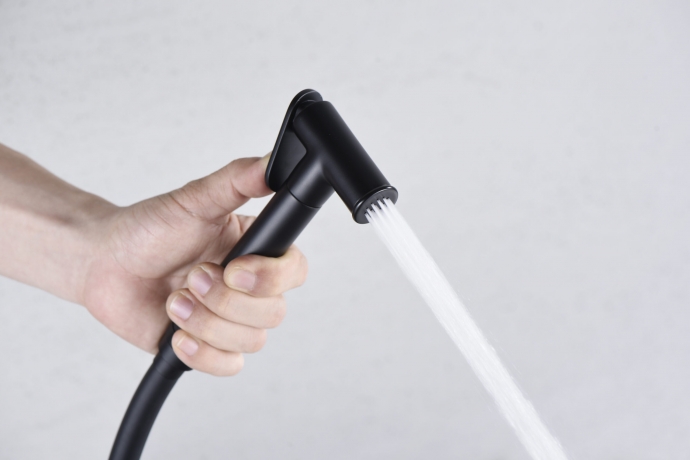 grifería de bidé moderna

grifería empotrada minimalista

grifo de bidé duradero

grifería negra para baño

grifería con flexo de PVC